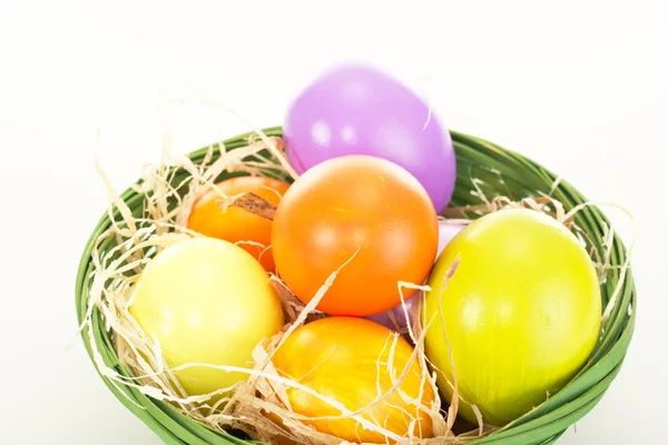 Uova di Pasqua in un cesto — Foto Stock