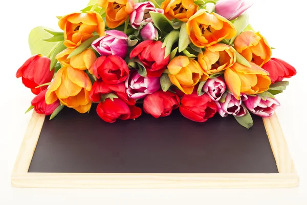 Manojo de tulipanes con pizarra —  Fotos de Stock