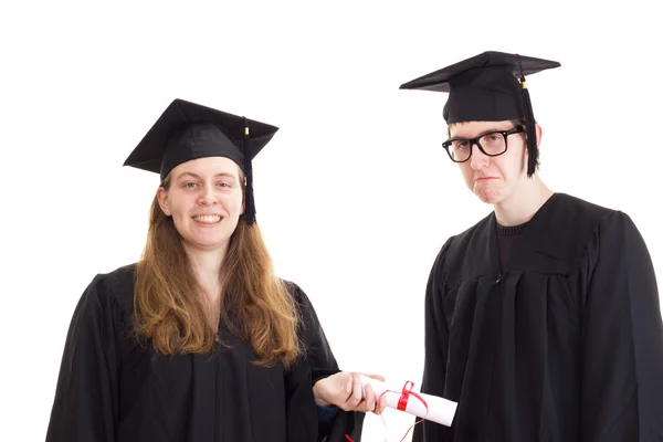 Двоє випускників у своїх академічних сукнях — стокове фото