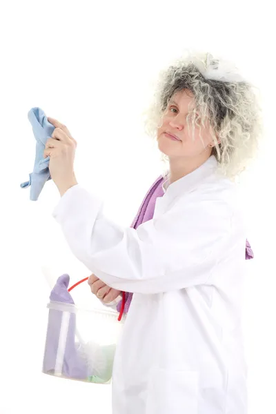 Limpiador femenino con abrigo de trabajo blanco —  Fotos de Stock