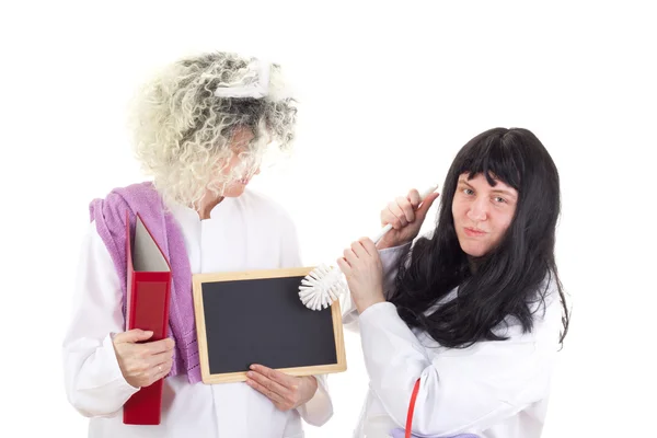 Vrouwelijke schoonmakers in witte werk jassen — Stockfoto