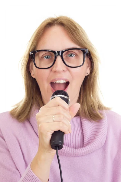 Hermosa mujer con micrófono — Foto de Stock