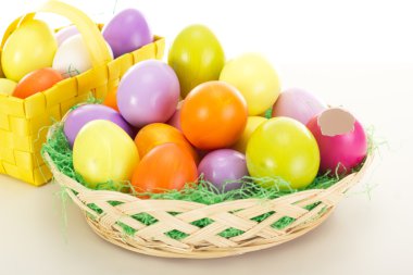 sepet içinde Paskalya yumurtaları