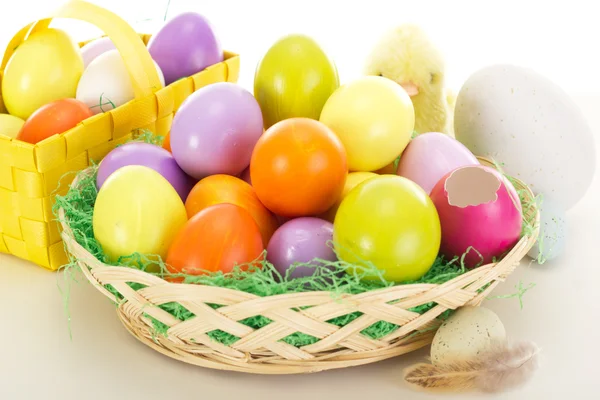 Huevos de Pascua en canastas con polluelo —  Fotos de Stock