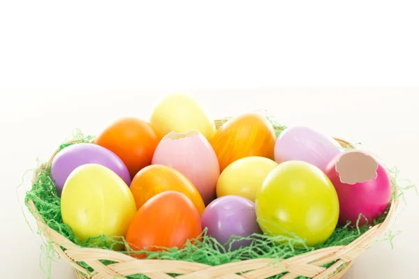 Uova di Pasqua in un cesto — Foto Stock