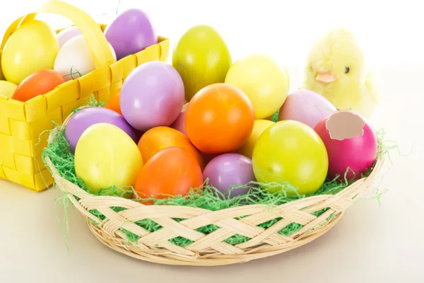 Uova di Pasqua in cesti con pulcino — Foto Stock
