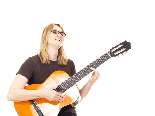 Vrouw die gitaar speelt — Stockfoto