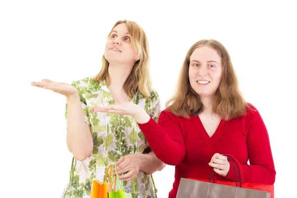 Duas mulheres em turnê de compras — Fotografia de Stock