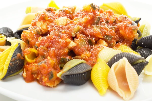 Köstliche Mahlzeit aus Nudeln und Tomatensauce — Stockfoto