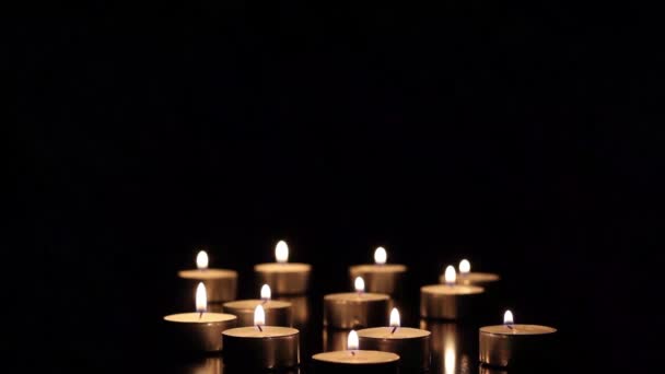 brûler des bougies sur un fond sombre