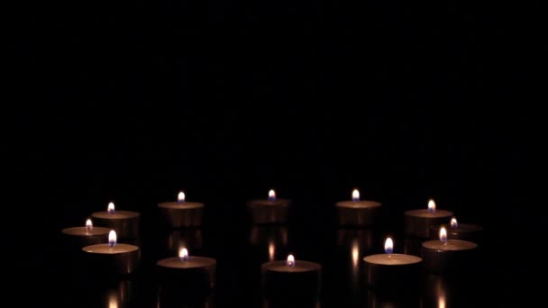 brûler des bougies sur un fond sombre