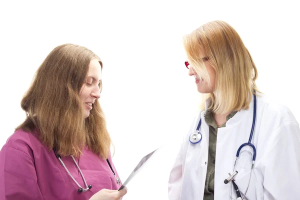 Twee vrouwelijke artsen bespreken over een patiënten gezondheidsproblemen — Stockfoto