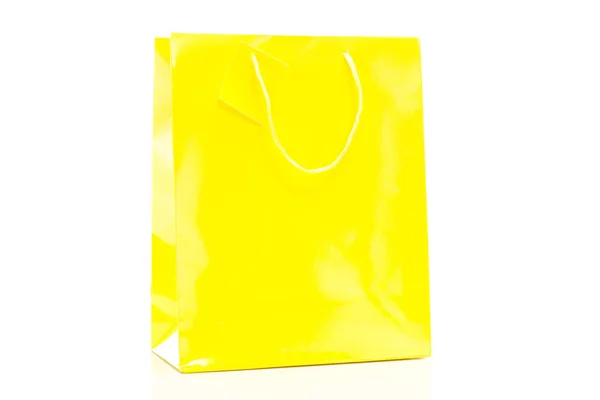 Único saco de compras amarelo no fundo branco — Fotografia de Stock