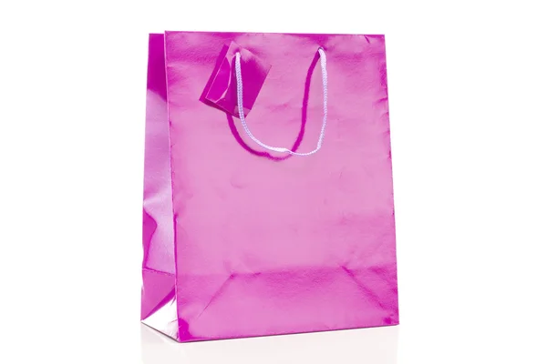 Único saco de compras violeta no fundo branco — Fotografia de Stock