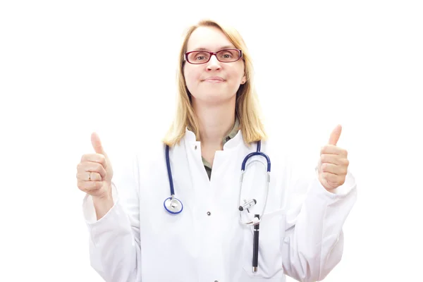 Улыбающаяся женщина-врач показывает большие пальцы вверх — стоковое фото