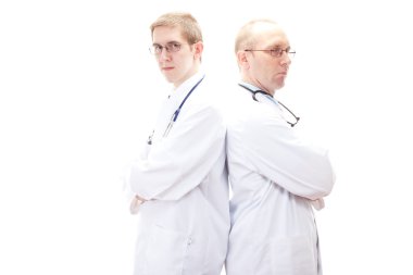 sırt sırta duran iki erkek doktor