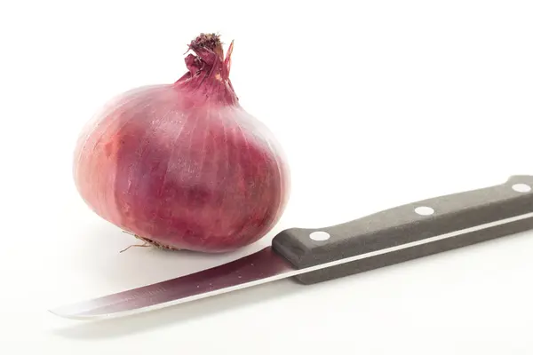 Red onion with knife on white background — Stock Photo, Image