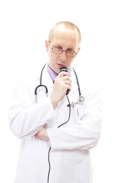 Застенчивый врач мужского пола говорит в микрофоне — стоковое фото