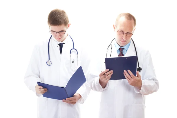 Läkare läsa patienter poster — Stockfoto