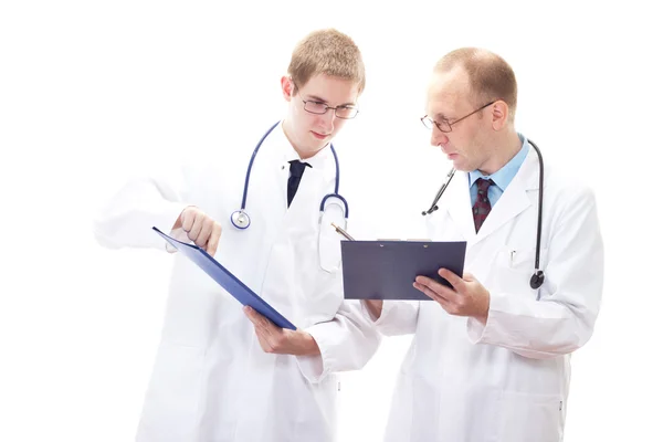Team van mannelijke artsen hun documenten vergelijken — Stockfoto