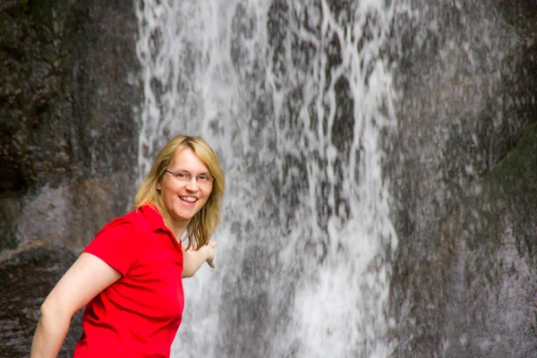 Beautiful caucasian woman in front of the waterfall — Stock Photo, Image