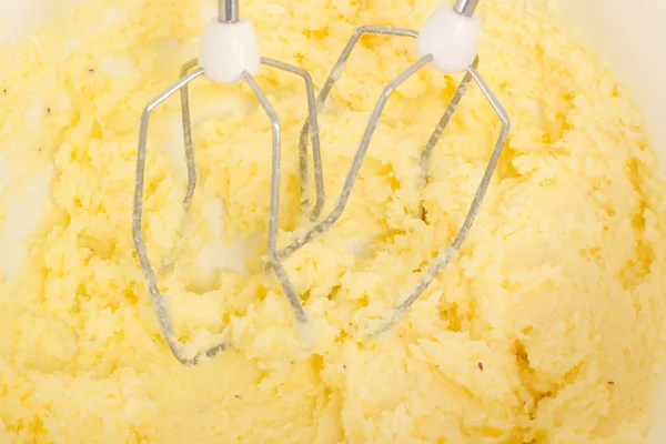 Boter en suiker gemengd met saffraan in kom — Stockfoto
