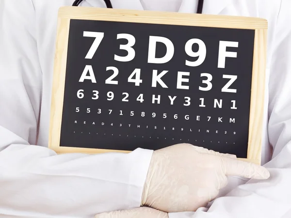 Blackboard görme testiyle holding göz doktoru — Stok fotoğraf