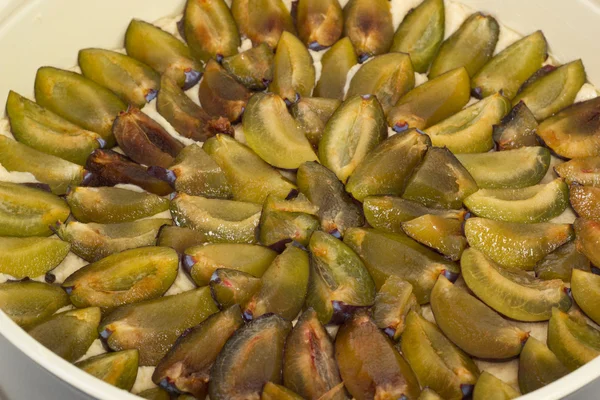 Pasta in forma primaverile colmata di prugne — Foto Stock