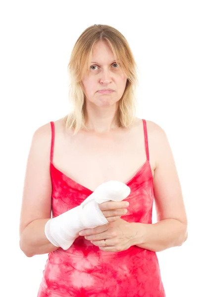 Mujer triste caucásica con la mano vendada — Foto de Stock