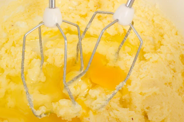 Ανάμειξη αυγά μέσα τη ζύμη του κέικ — Φωτογραφία Αρχείου