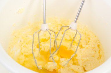 yumurta kek hamuru için gereken