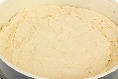 tærtefad pan kek hamuru ile dolu