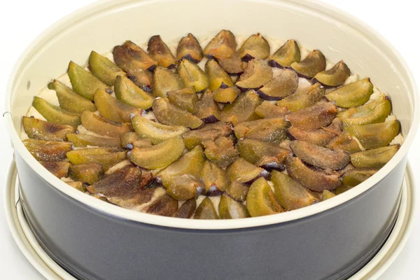 Gâteau non cuit aux prunes dans une casserole en forme de ressort — Photo