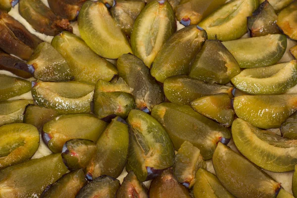 Pasta di torta ammucchiata con prugne dolci — Foto Stock