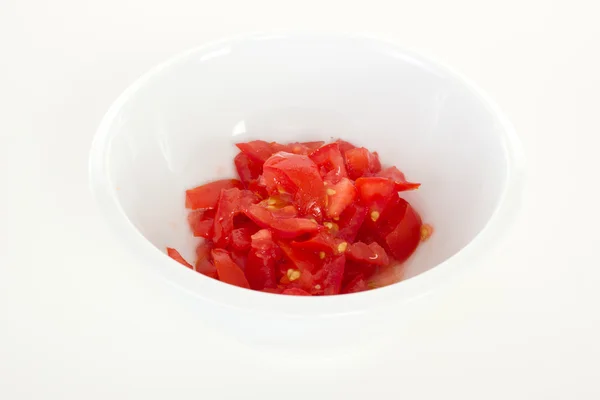 Tomates cortados en tazón blanco — Foto de Stock