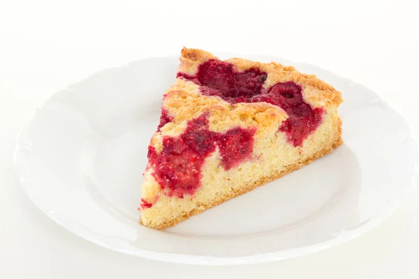 Eten heerlijke segment van raspberry cake — Stockfoto