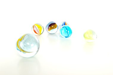 Beyaz arka plan üzerinde renkli mermerler