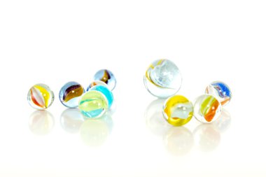 Beyaz arka plan üzerinde renkli mermerler