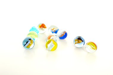 Beyaz arka plan üzerinde renkli mermerler