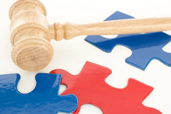 Gavel con alcuni pezzi di puzzle colorati — Foto Stock