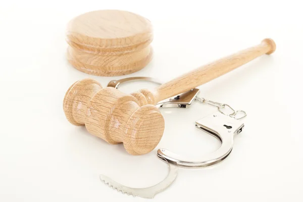 Деревянный молоток с наручниками — стоковое фото