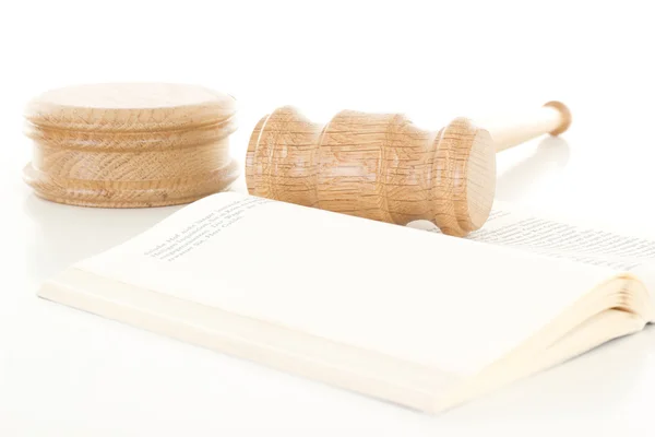 Gavel in legno di quercia su libro aperto — Foto Stock