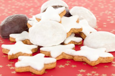 altın yıldız kırmızı zemin üzerine karışık Noel bisküvi