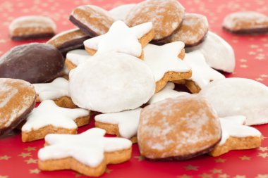 altın yıldız kırmızı zemin üzerine karışık Noel kurabiyeleri