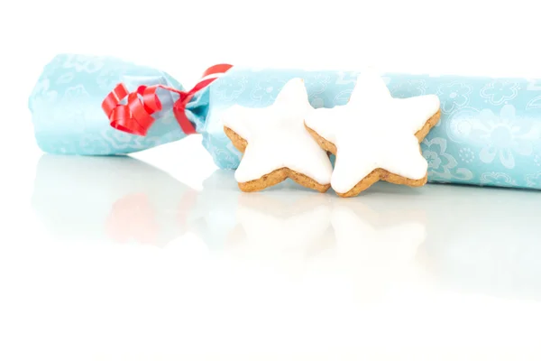 Blue gift with star shaped cinnamon biscuit — Stock Photo, Image