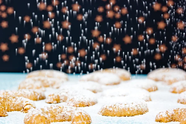 Läcker vanillekipferl med massa socker pulver — Stockfoto