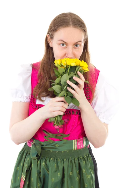 Menina bonita em dirndl com um monte de rosas amarelas — Fotografia de Stock