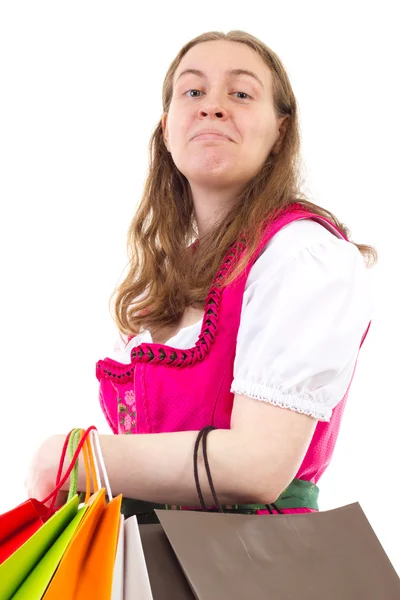 Jovem mulher em dirndl viciada em compras — Fotografia de Stock