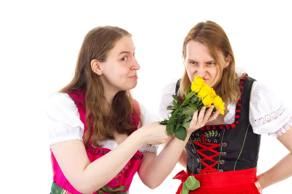 Beautiful mother thinks that these yellow roses stink — Stock Photo, Image