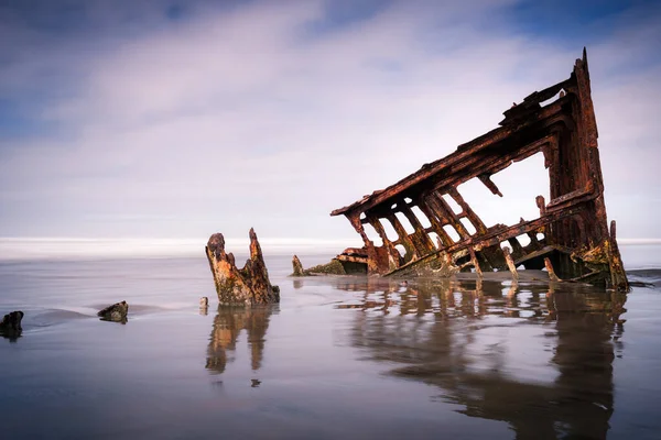 Fort Stevens Oregon Eyalet Parkı 'nda Peter Iredale' in enkazı
